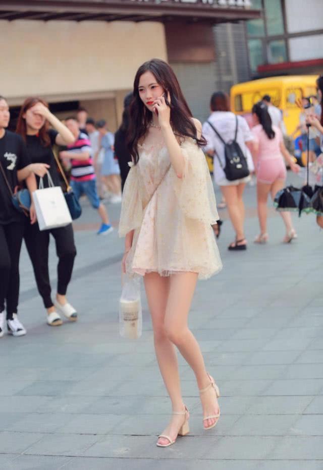 连衣裙|街拍：身材苗条小姐姐，时尚靓丽，轻盈柔美的连衣裙很显青春风姿