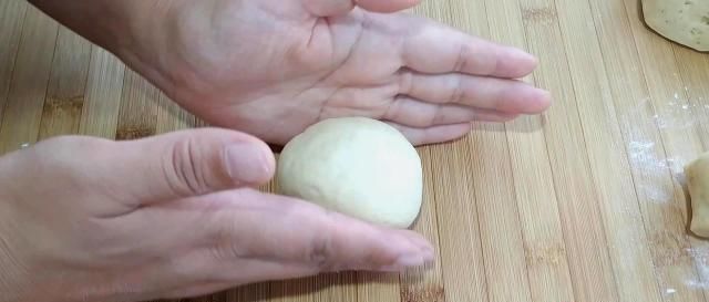 真香|做面包不用高筋粉，不用烤箱，2个苹果加2个鸡蛋，暄软拉丝，真香