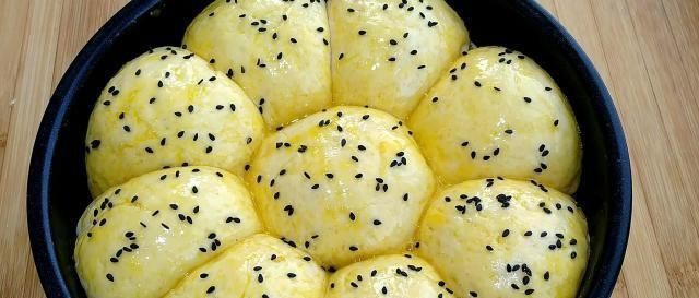 真香|做面包不用高筋粉,不用烤箱,2个苹果加2个鸡蛋,暄软拉丝,真香