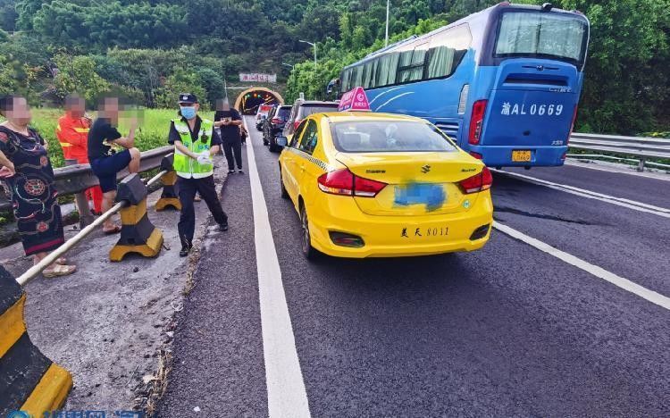  好多钱|男子追尾3车号啕大哭：要赔好多钱哟！执法人员：别忘了你有保险