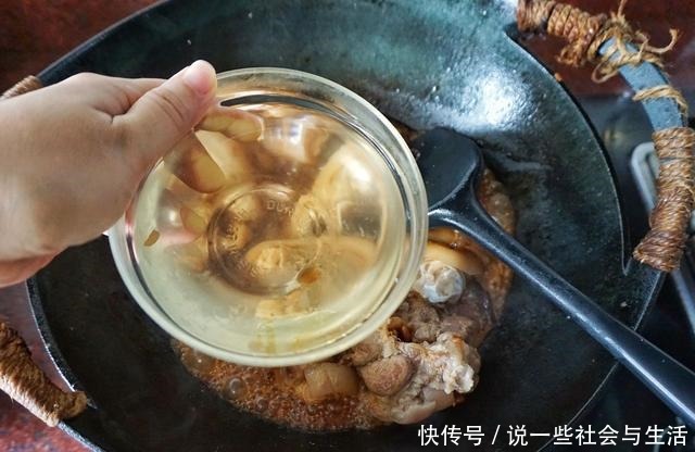 入口|猪脚加了一勺这个,味道香浓醇厚,入口肥而不腻,真是越吃越上瘾