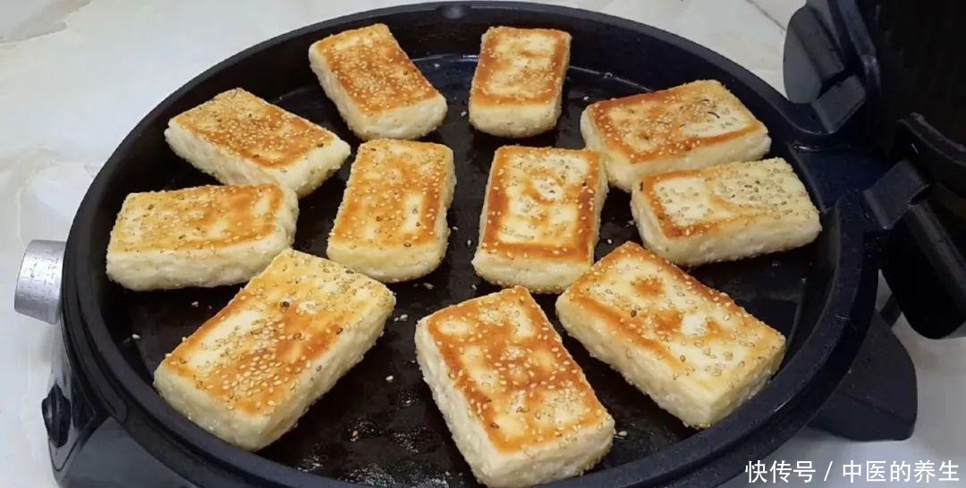  松软|烧饼这做法才简单，加2个鸡蛋，个个松软香甜，比鸡蛋饼面包好吃