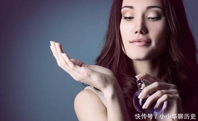 难闻|女人喷香水时，尽量少犯3个“错误”，不然味道易散，还难闻