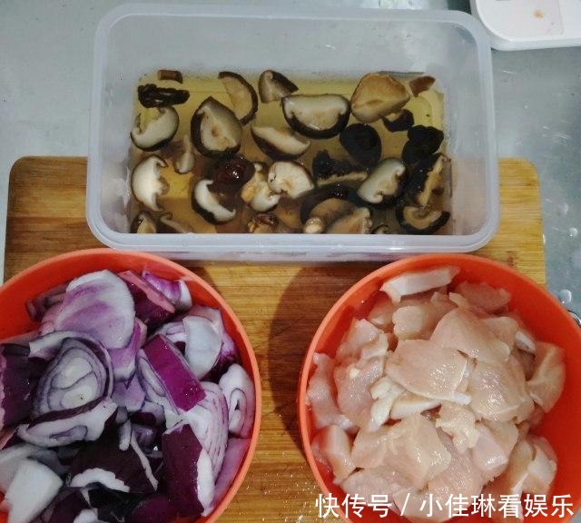 香菇|洋葱香菇烧鸡片,鲜香入味,超级下饭