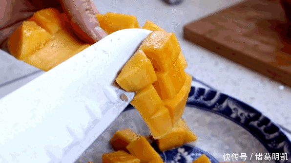 广式|广式甜点“芒果糯米糍”,比雪媚娘制作简单,奶香浓郁,软糯拉丝