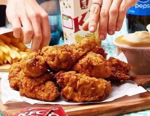 店员|肯德基每天卖剩下的炸鸡食品,店员会怎么处理说出来你别不信