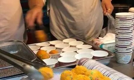 独特|下岗夫妻街边卖“独特小吃”,路人围观却不买,尝过后瞬间被抢光