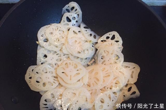清炒|清炒莲藕时,直接炒就废了!教你2招,保证莲藕洁白爽脆,超下饭
