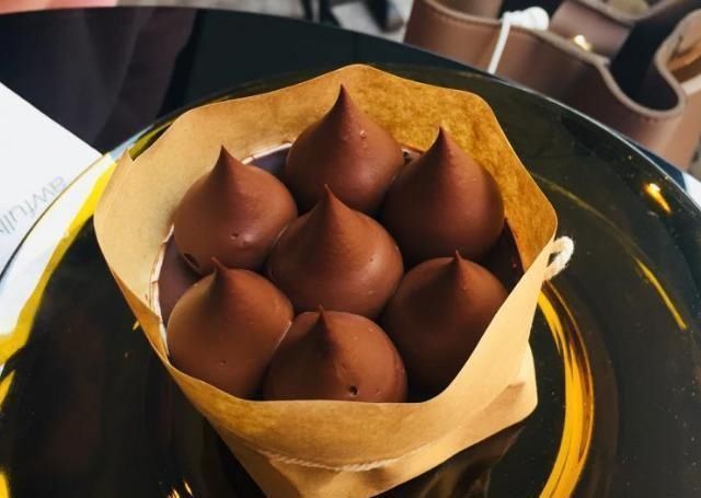 终身|世上最奇葩的蛋糕店,10分钟能吃完1块终身免单游客太难受了