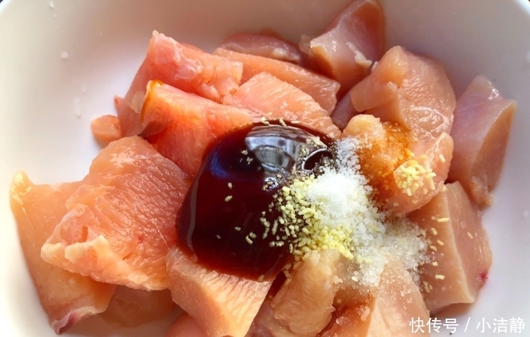 鸡胸肉|鸡胸肉别只会水煮,试试这个做法,香嫩美味,比牛排还好吃