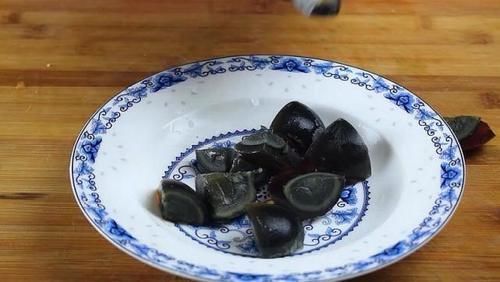  适量的食用|活了30年，才知道皮蛋居然可以这么做，不凉拌生吃，上桌就抢光