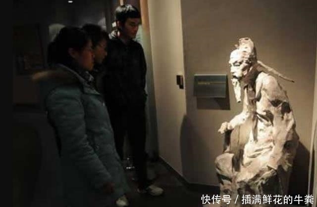 雕像|跪了一辈子的秦桧雕像,竟突然坐起来了!岳飞后人要求将其拆除!