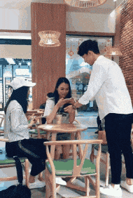 捐赠|搞笑GIF:哥们,很有钱嘛!捐赠我点吧!别玩了!