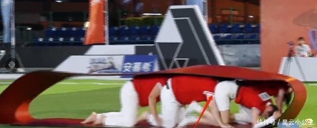 娱乐圈中|跑男中张大大对黄龄屡伸“咸猪手”,baby发现后,巧妙躲开