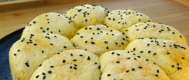 真香|做面包不用高筋粉，不用烤箱，2个苹果加2个鸡蛋，暄软拉丝，真香