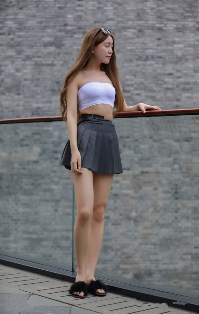 性感|路人街拍,姐妹花牛仔短裤搭配V型T恤,性感时尚又迷人