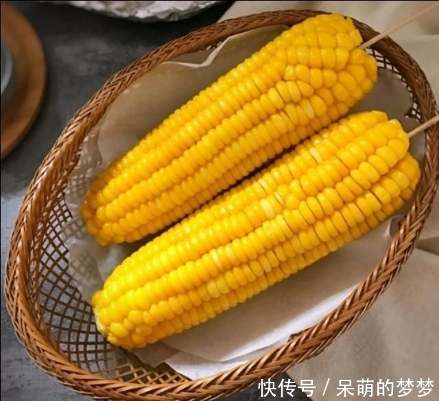 新鲜|新鲜玉米这样做,香味扑鼻,营养丰富,香烤玉米