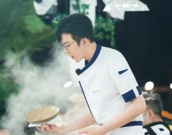  刘宇宁|刘宇宁长得怎么样？听到《中餐厅》客人对他的评价，真有眼光