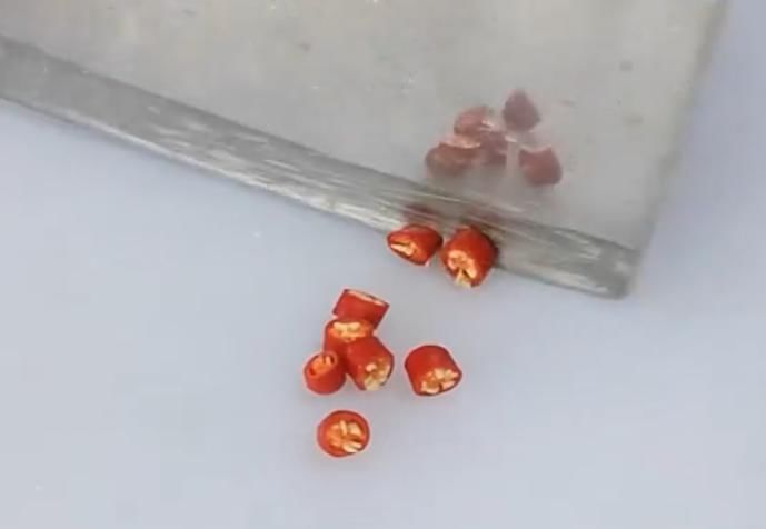 经典|鸡肉的经典做法,香辣美味,一盘鸡肉搭配两碗米饭,真过硬