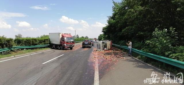  境内|S12滁新高速颍上县境内发生一起两车相撞事故 一货车翻倒
