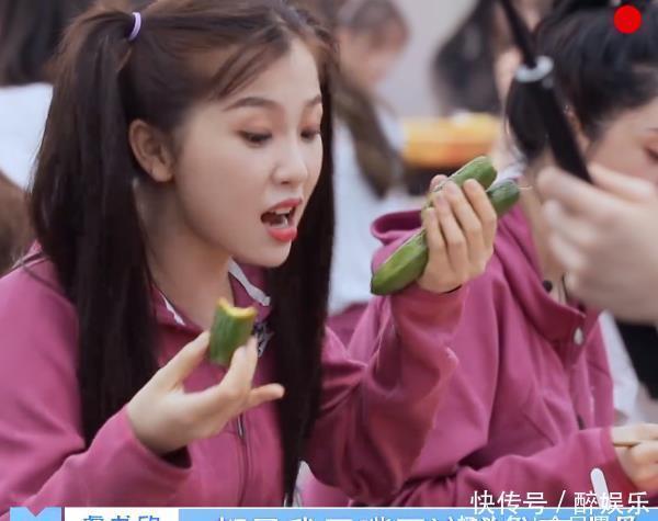 黄瓜|许佳琪误吃虞书欣吐出来的黄瓜,嘴上说不介意却被脸上表情出卖