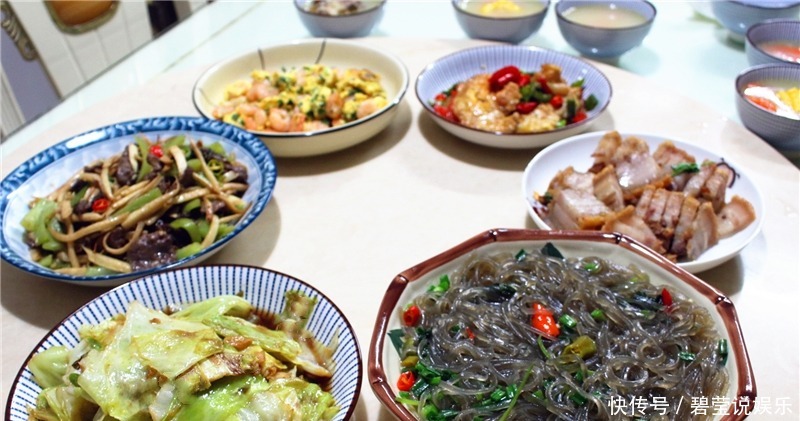 下厨|亲戚来家里送结婚喜帖,我下厨做了6菜1汤,亲戚夸我厨艺好