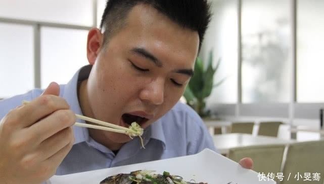 喉咙|鱼刺卡在喉咙里,不要再喝醋了,教你一招,让鱼刺自己跑出来!