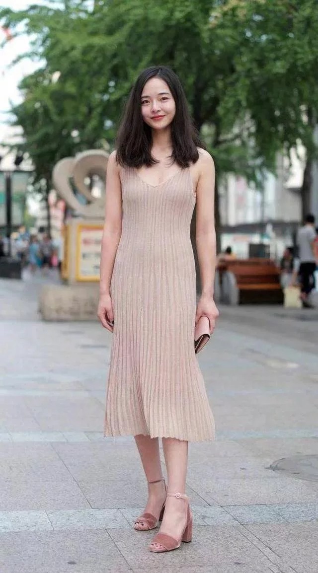 身上穿|街拍:小姐姐身穿双层裙,脚踩方根凉鞋,看上去十分的有气质