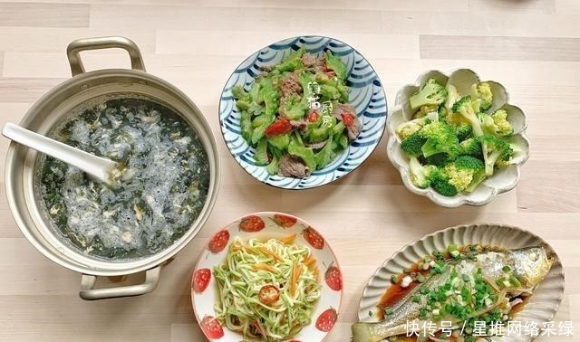 饮食习惯|三口之家的晚餐仪式感,清淡搭配,网友:还是南方人的饮食习惯好