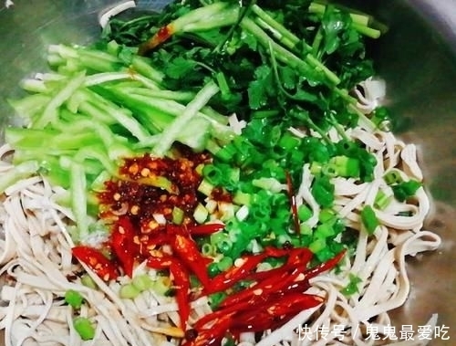  豆腐皮|最简单快手的下酒菜：凉拌豆腐皮，5分钟上桌，香辣爽口很下饭