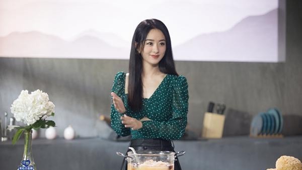 饭桌|赵丽颖《中餐厅》暴露素质,饭桌上不停翻菜盘子,黄晓明全程紧盯