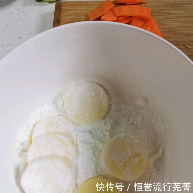 豆腐|脆脆的香芹,软糯的豆腐,不相干的两种食物,组合出不一样的美味