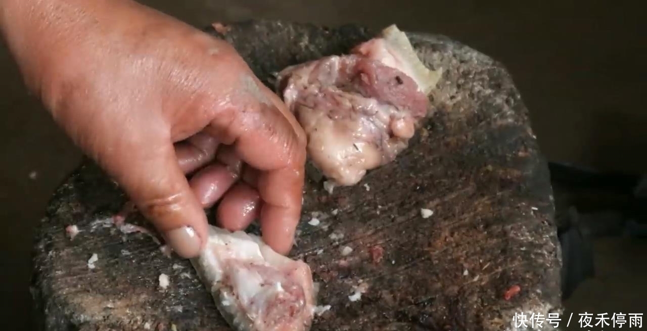 村长|中国小伙砍十斤黑猪肉拜访尼泊尔村长,村长用猪肉炒面招待我