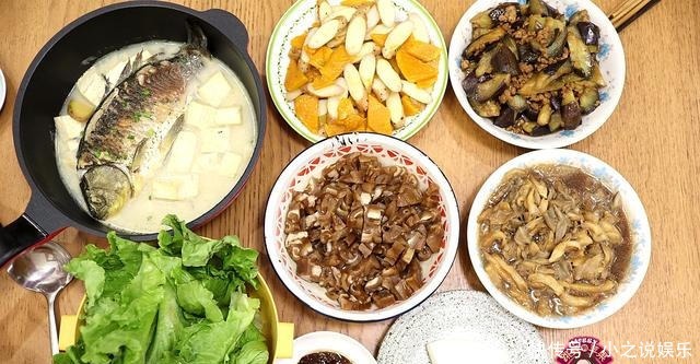  鲫鱼汤|高考生家的晚餐破天荒5菜1汤，最出彩儿的鲫鱼汤，像牛奶般浓白