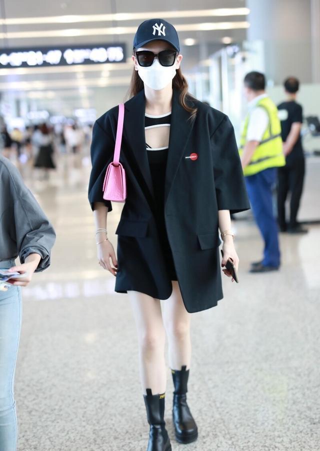 短裙|初秋最火的穿搭,西装外套+短裙,戚薇、唐嫣都爱穿,优雅又高级