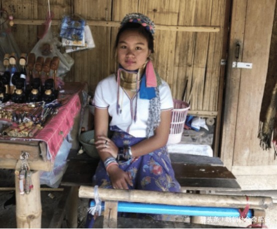 拍照|她们一生只摘三次环,洗澡只能用稻草塞进去洗,靠跟游客拍照为生