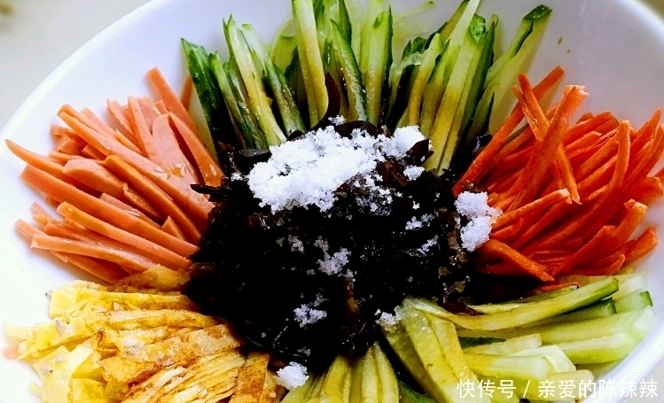 切成细丝|越吃越上瘾的凉拌菜，酸辣爽口闻着香，十分钟就上桌，家人抢着吃
