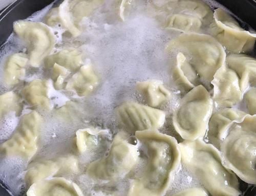 拿走锅盖|煮饺子,要不要盖锅盖多数人做错了,难怪饺子软糯不劲道还破皮