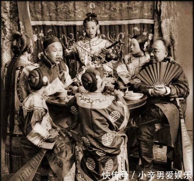 标配|老照片:晚清上层社会生活,妻妾成群,走路不用脚,烟枪是标配