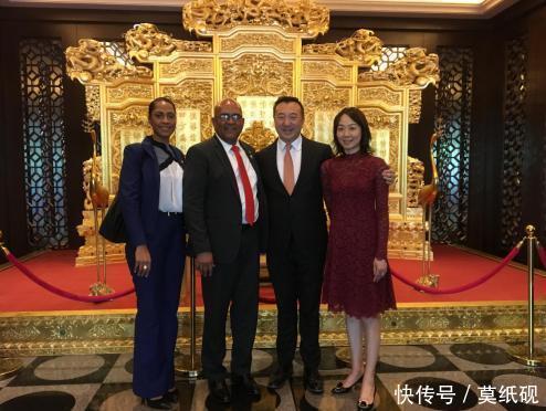 中国|40多年前站在长城上,那个中国首位喝可乐的男孩,现在怎么样了?