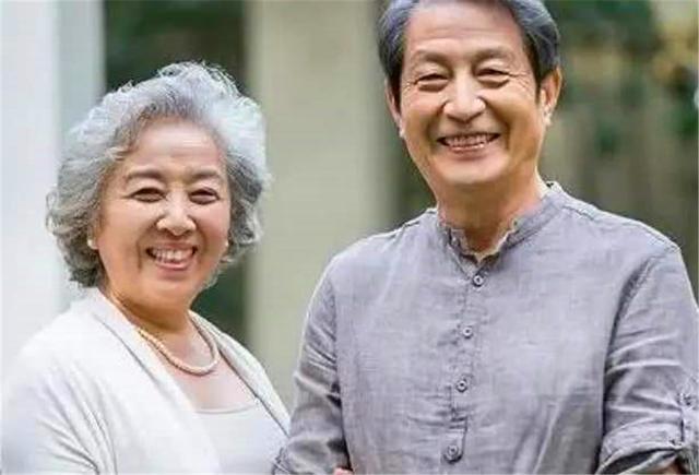 结局|“丁克年轻时自由,晚年遭罪”不同丁克家庭,结局差距很大