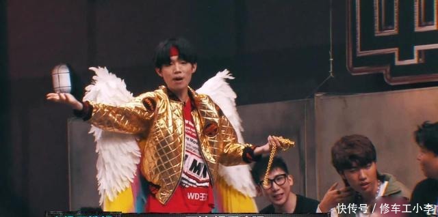 中国新说唱|新说唱暴扣哥带翅膀表演,选手下跪求链子,遭王齐铭、爆音Diss