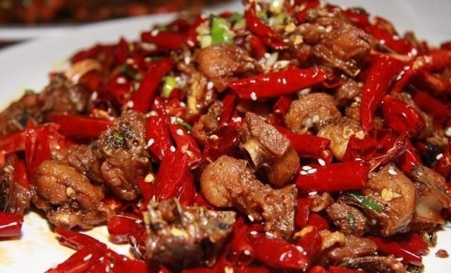 入一些|川渝特色菜辣子鸡香辣鲜嫩,解馋下饭,连骨头都是酥香的