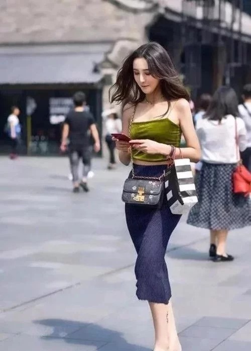 飘逸|街拍:长发飘飘的小姐姐,穿一袭吊带连衣裙,十分飘逸