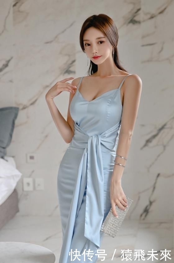  浅蓝色|简单穿搭也可以时尚优雅！浅蓝色吊带连衣裙，修身显瘦尽显曼妙身姿！