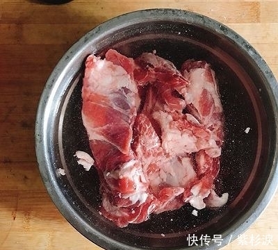  去除牛肉|家宴·西红柿炖牛腩