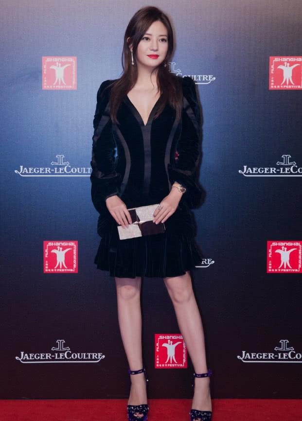 赵薇|赵薇心真大，这样穿显老10岁不止，这是穿着睡衣就出门的节奏！