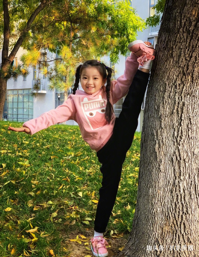 运动|阿拉蕾近照曝光太可爱,大眼睛会说话,一字马站立柔韧性超好