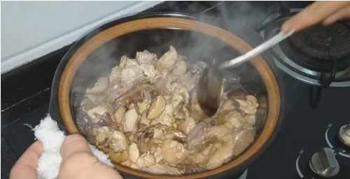 香菇和黄花|这样做一锅才开胃,不加一滴水,10分钟出锅,喷香下饭