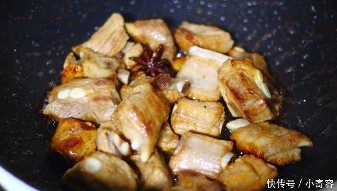 汤汁|土豆炖排骨,这样做,半小时轻轻松松出锅,好吃得连汤汁都不剩